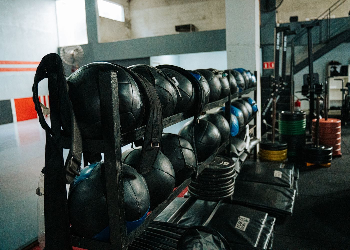 Rack de medicine balls e anilhas empilhadas